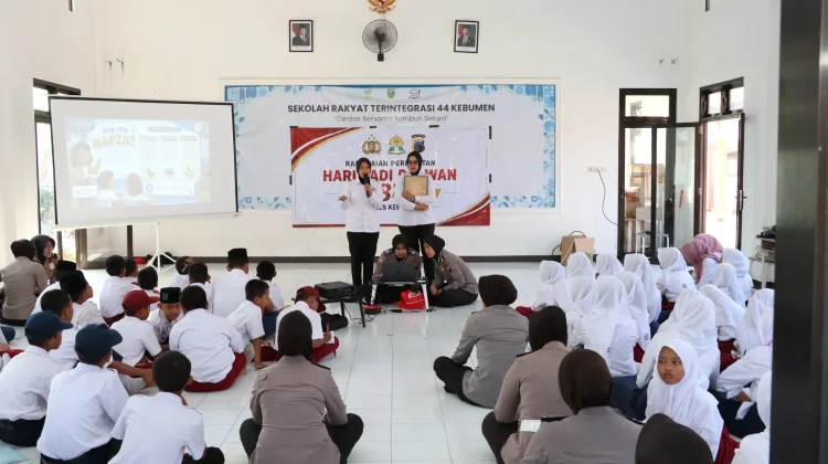Polwan Kebumen Edukasi 100 Siswa tentang Perlindungan Diri