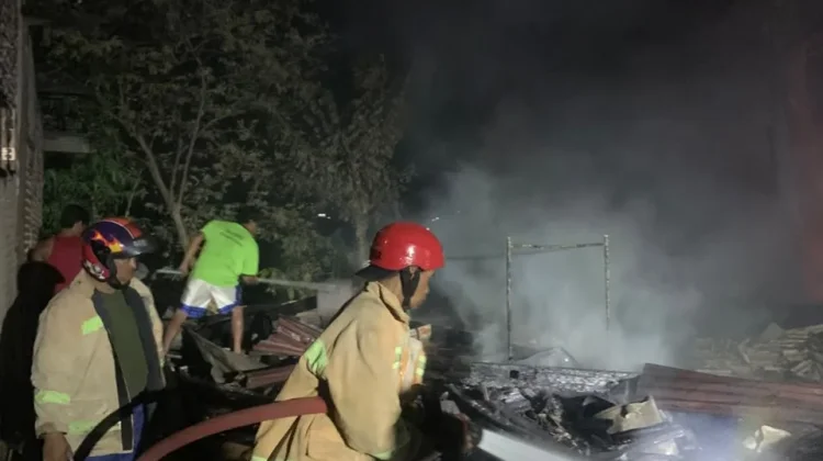 Diduga Lupa Matikan Stop Kontak, Rumah di Kroya Terbakar