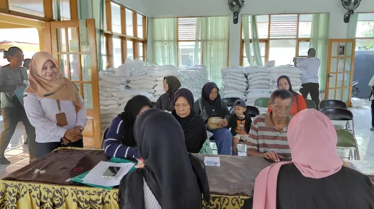 Bulog Salurkan Bantuan 30 Kg Beras untuk 558 KPM di Kranji