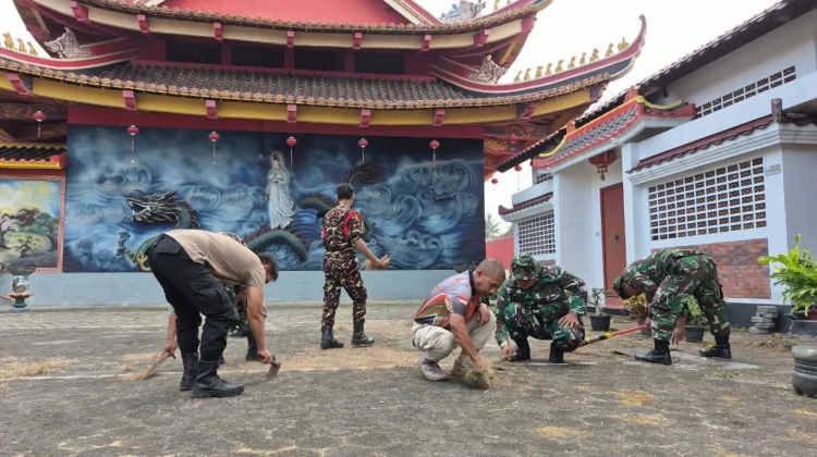 Korem 071/Wijayakusuma Gelar Karya Bakti di Kelenteng Boen Tek Bio Banyumas