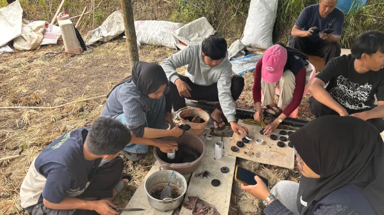 Batok Kelapa Diolah Jadi Briket, KKN UIN Saizu Berdayakan PKK