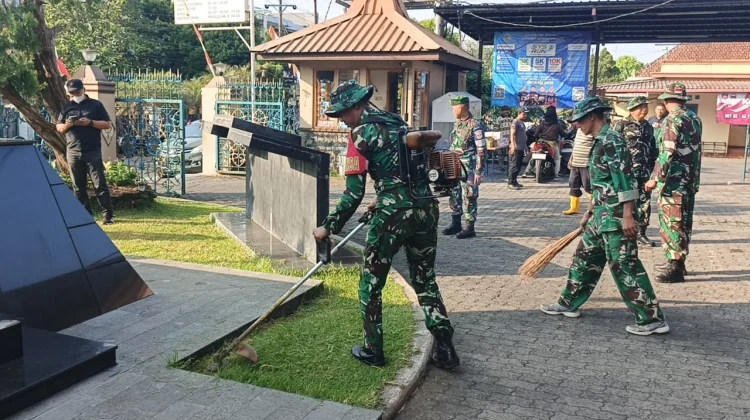 TNI Gotong Royong Bersihkan Gereja Katedral Purwokerto dan Gelar Cek Kesehatan