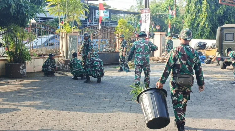 Warga Apresiasi Kegiatan Karya Bakti TNI di Gereja Katedral Purwokerto