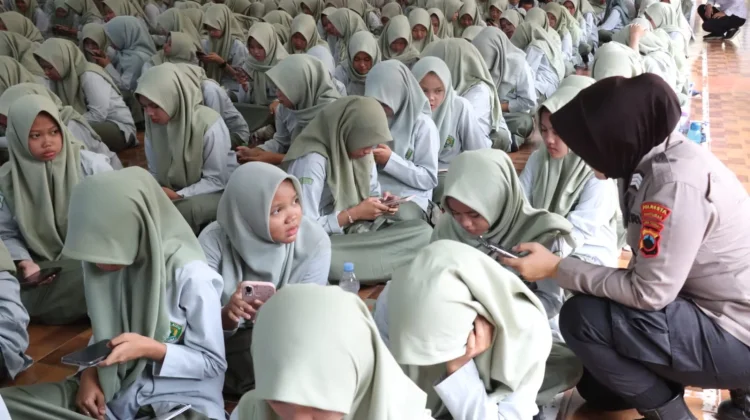 138 Siswa MAN 1 Banyumas Ikuti Pelatihan Paham AI Polresta Banyumas