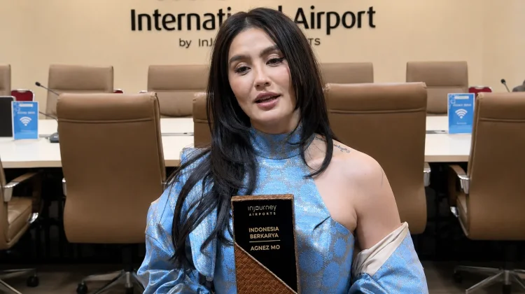 Pulang ke Tanah Air, Agnez Mo Terima Penghargaan Indonesia Berkarya