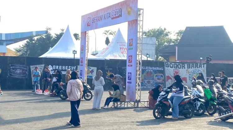 Menjelang Konser Slank, Pintu Masuk GOR Satria Purwokerto Penuh Atribut Slanker