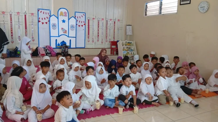 Manfaatkan PID, TKIT Permata Hati Gelar Bioskop Mini