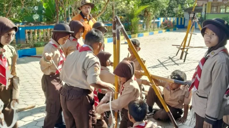 Pramuka SDN 2 Kalikesur Asah Keterampilan lewat Pionering