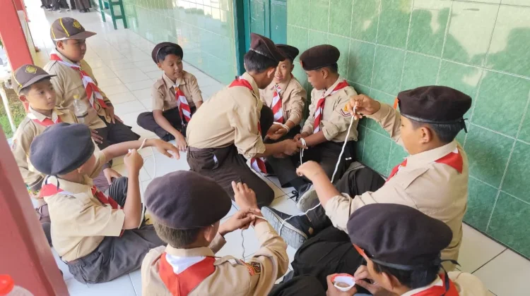 Pramuka SDN Melung Asah Kekompakan Lewat Tutor Sebaya