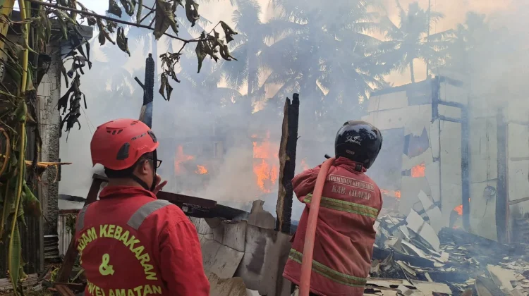 Diduga Korsleting Listrik, Rumah Warga di Gandrungmangu Terbakar