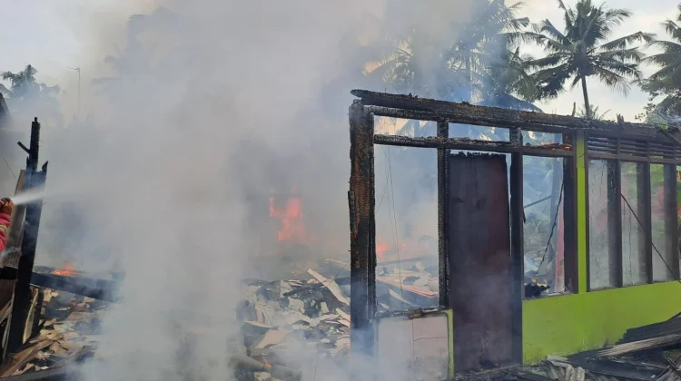 Diduga Korsleting Listrik, Rumah Warga di Gandrungmangu Terbakar