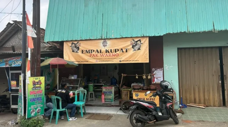 Cita Rasa Empal Kupat Pak Warno: Kikil Kenyal Lezat dan Busana Adat Jawa
