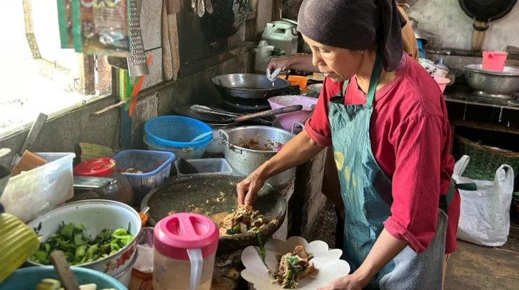 Kelezatan Lotek Bu Yanto, Bumbu yang Buket Legendaris di Tepi Sawah