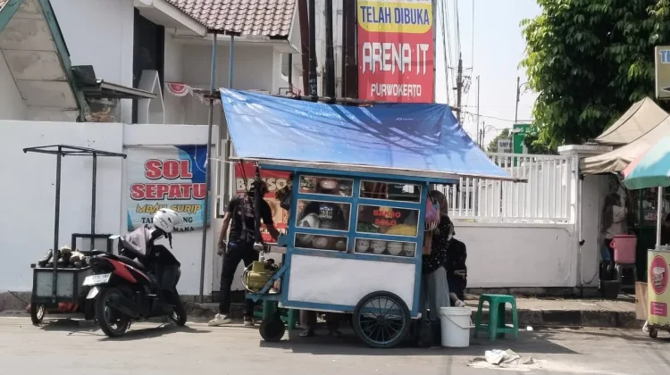 Pedagang Lansia Masih Kesulitan Gunakan QRIS