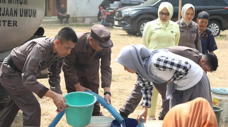 Kejari Purwokerto Salurkan 30 Ribu Liter Air Bersih untuk Masyarakat