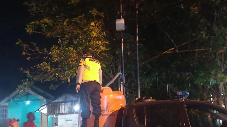 Respon Cepat Polsek Karanganyar Kirim Air Bersih Malam Hari ke Puskesmas