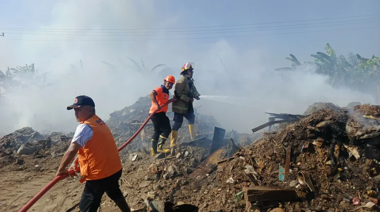 Diduga akibat Bakar Sampah, Lahan di Jalan Lingkar Selatan Cilacap Terbakar