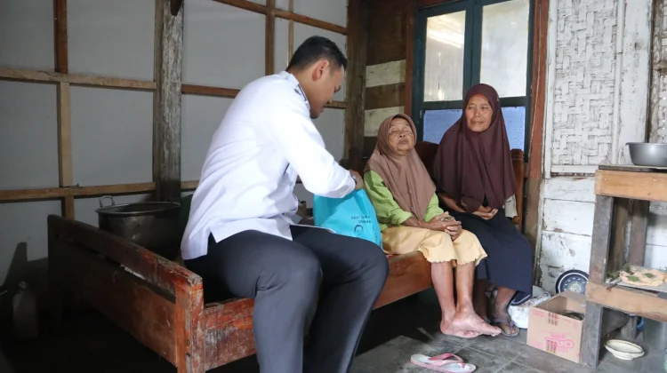 Bupati Fahmi Datangi Warga Rentan di Buara, Pastikan Tak Luput dari Perhatian