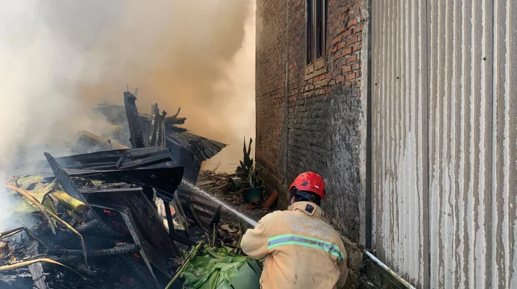 Dapur Rumah Warga Sikampuh Kroya Terbakar akibat Bakar Daun Kering