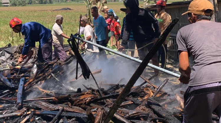 Dapur Rumah Warga Sikampuh Kroya Terbakar akibat Bakar Daun Kering