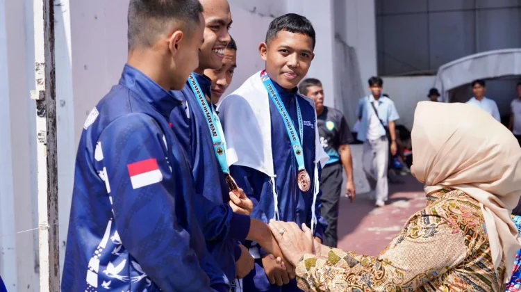 Hadir Langsung di Stadion Jatidiri, Bupati Kebumen Kalungkan Medali untuk Atlet