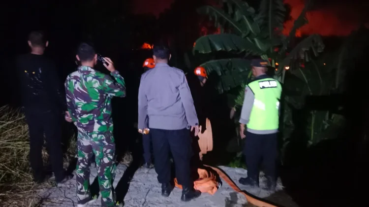 Polres Tegal Bersama TNI dan Warga Padamkan Kebakaran Lahan Tebu Seluas 10 Hektare
