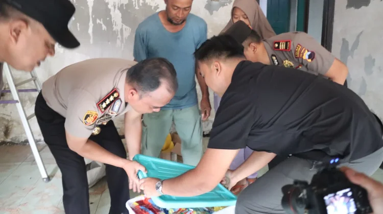 Kapolresta Banyumas Serahkan Bantuan Perbaikan Rumah warga Karanglewas