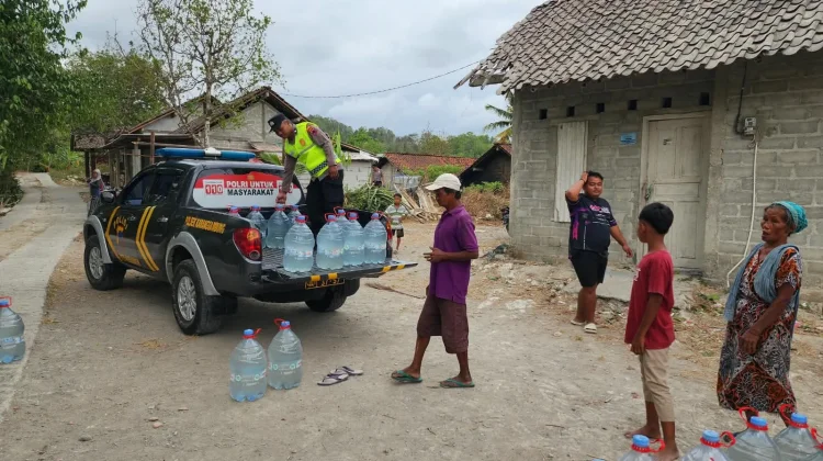 Polisi Kebumen Bantu Warga Air Bersih