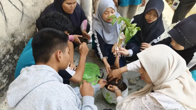 KBMS FISIP Unsoed Gelar Aksi Penghijauan di PKBM Ubaya Mukti Purbalingga