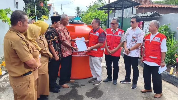 PMI Cilacap Serahkan Tandon Air 2.000 Liter untuk Warga Gumilir