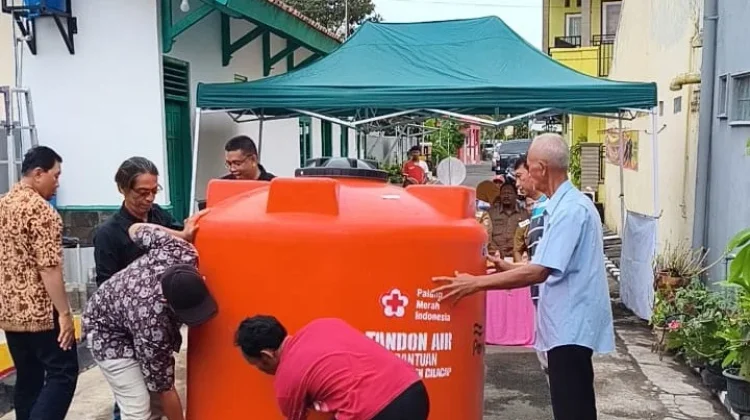 PMI Cilacap Serahkan Tandon Air 2.000 Liter untuk Warga Gumilir