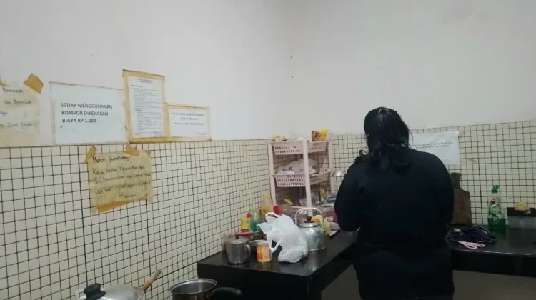Dilema Makan Anak Kos: Trik Bertahan Hidup saat Uang Bulanan Menipis
