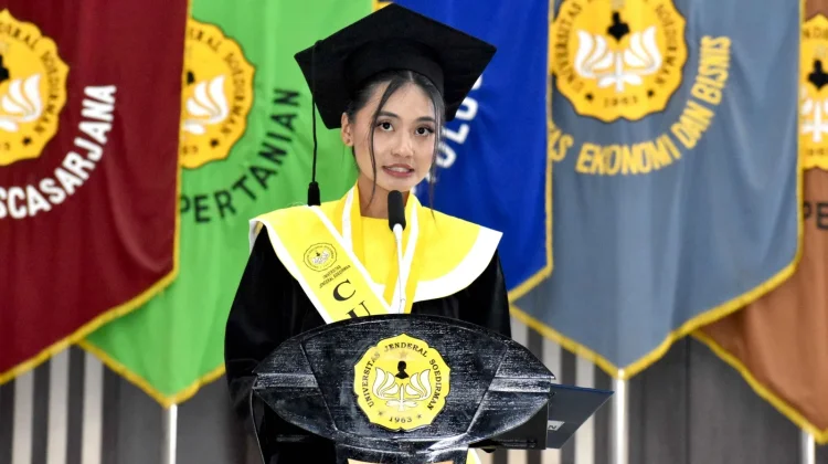 Kuliah Sambil Bekerja, Norika Lulus Jadi Wisudawan Terbaik Unsoed