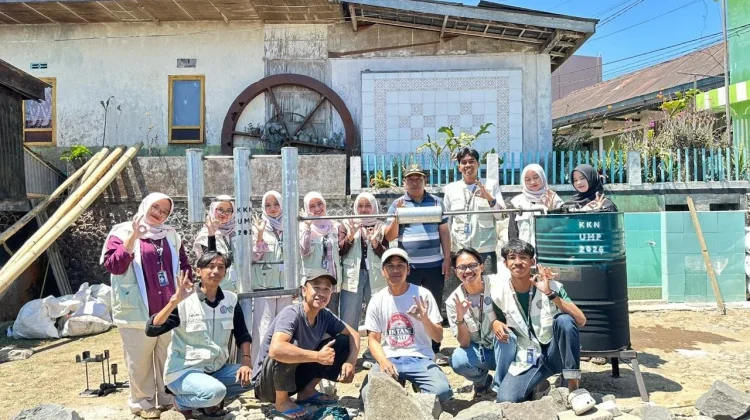 Mahasiswa KKN UMP dan Pemuda Kwadungan Olah Sampah Plastik Jadi Bahan Bakar
