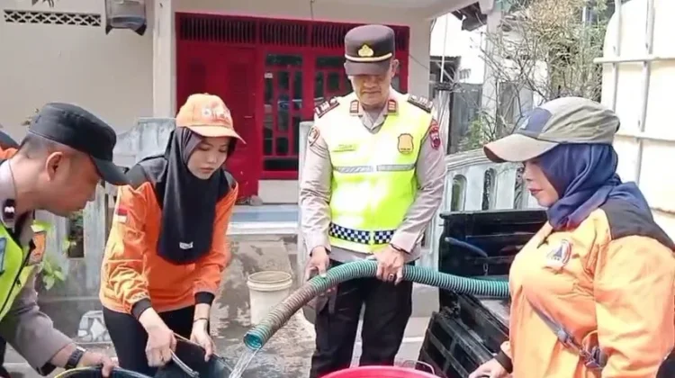 Bantu Warga yang Alami Krisis Air, Polsek Purwareja Klampok Lakukan Droping Air