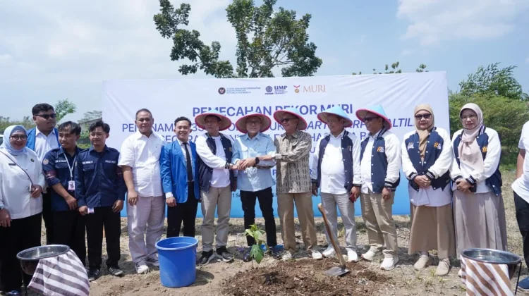UMP Pecahkan Rekor MURI lewat Penanaman 3.500 Sukun bersama Menko Pangan