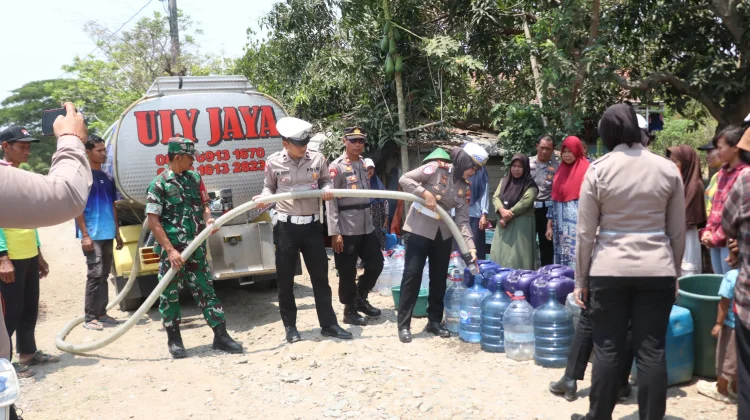 Satlantas Polres Tegal Salurkan Air Bersih untuk Warga