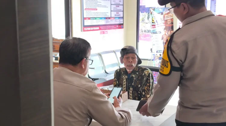 Kehabisan Ongkos, Lansia Tersesat di Purbalingga Diantar Polisi Pulang