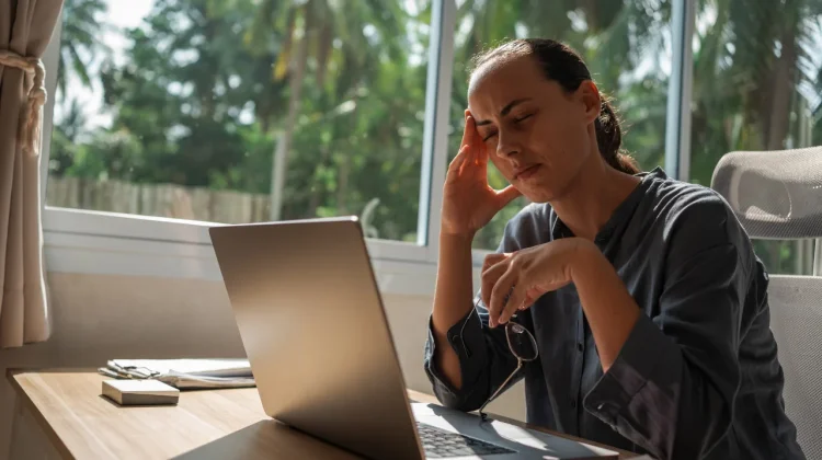 Sering Menatap Layar? Waspadai Computer Vision Syndrome