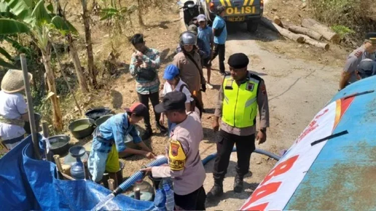 Kemarau, Warga Kebumen Dapat Bantuan Air dari Polres Kebumen