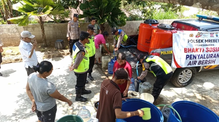 11.000 Liter Air Bersih Dikirim Polsek Mrebet ke Desa Pengalusan