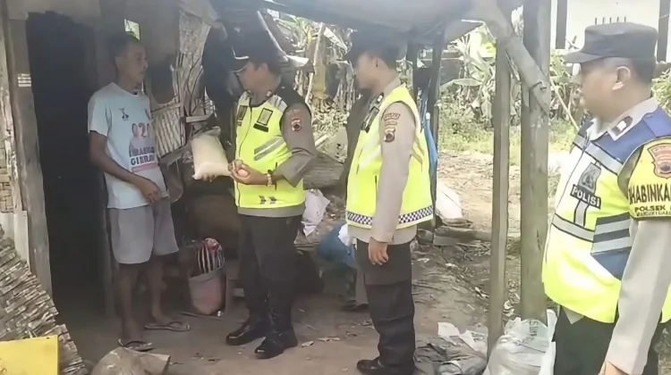 Polsek Mrebet Bagikan 25 Paket Sembako untuk Warga Desa Mangunegara