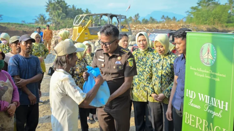 Kejati Jateng Bagikan 150 Paket Sembako untuk Warga Sekitar TPA Winong
