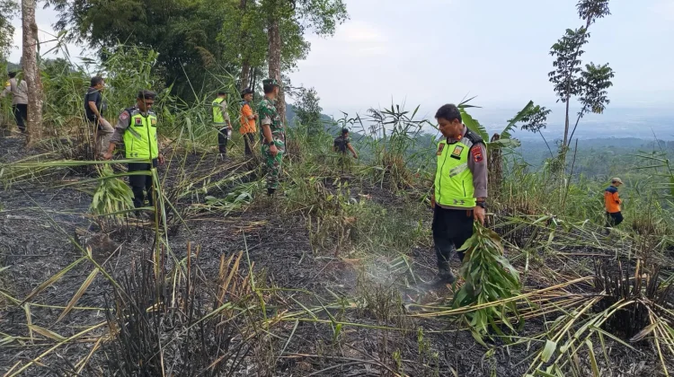 Polsek Mrebet Bersama Tim Gabungan Padamkan Karhutla di Sangkanayu