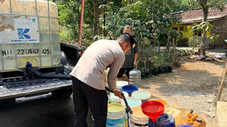 Polsek Kejobong Salurkan Bantuan Air Bersih ke Desa Langgar
