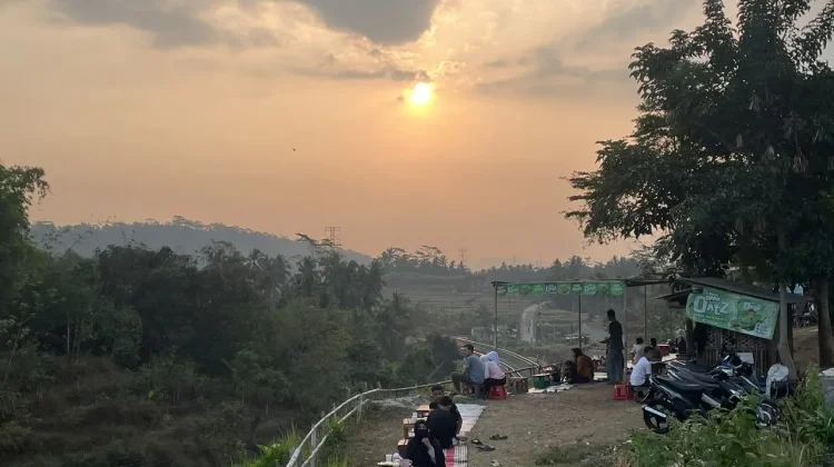 Serongan Gununglurah, Tempat Nongkrong Sore Nikmati Kopi, Senja dan Kereta Api