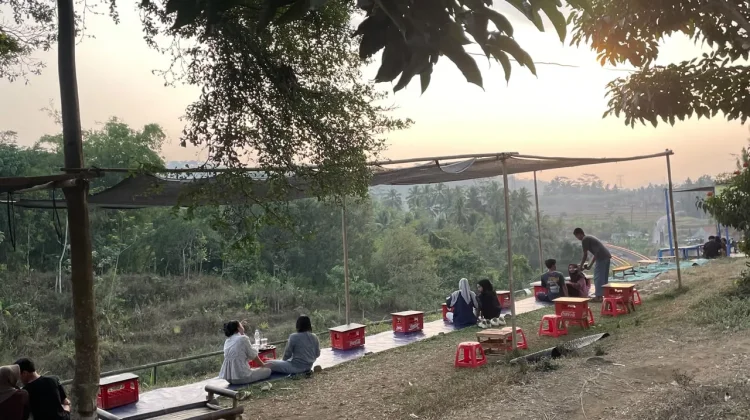 Serongan Gununglurah, Tempat Nongkrong Sore Nikmati Kopi, Senja dan Kereta Api
