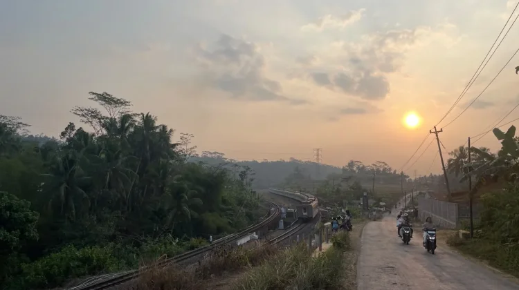 Serongan Gununglurah, Tempat Nongkrong Sore Nikmati Kopi, Senja dan Kereta Api