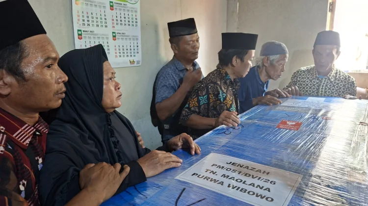 Jenazah Maolana Purwa Korban KM Virgo Transport 8, Dimakamkan di Cilacap