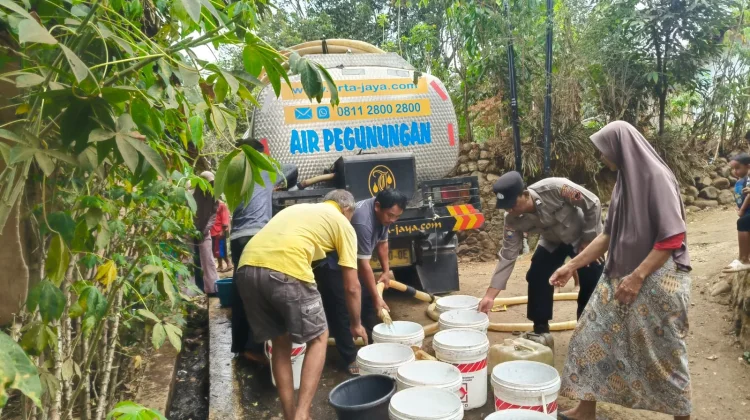 Polsek Bojong Salurkan Bantuan Air Bersih untuk Warga Terdampak Kemarau